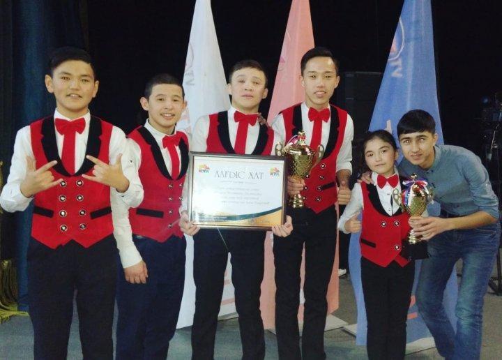Облыстық "Көңілді тапқырлар алаңы" ойынының вице Чемпиондары Шоқан Уәлиханов атындағы орта мектебінің оқушылары "Күлсей Қаратау" КТА командасы 