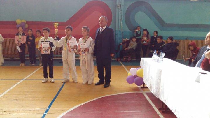 "Болашаққа бағдар, рухани жаңғыру" бағдарламасы аясында, оқушылар арасында тхэвандо спорт түрінен өткізілген жарыс